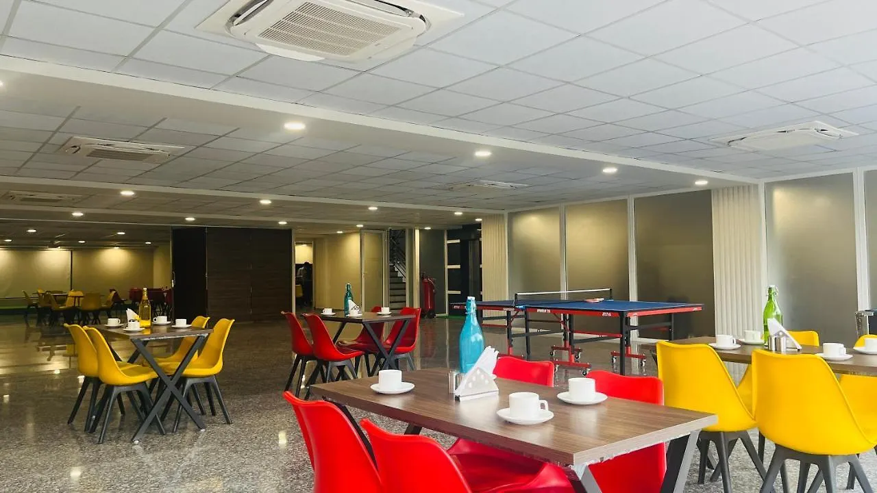 ホテル Bluo 1Bhk Suite - Balcony, Lift, Gym, Parking グルガウン