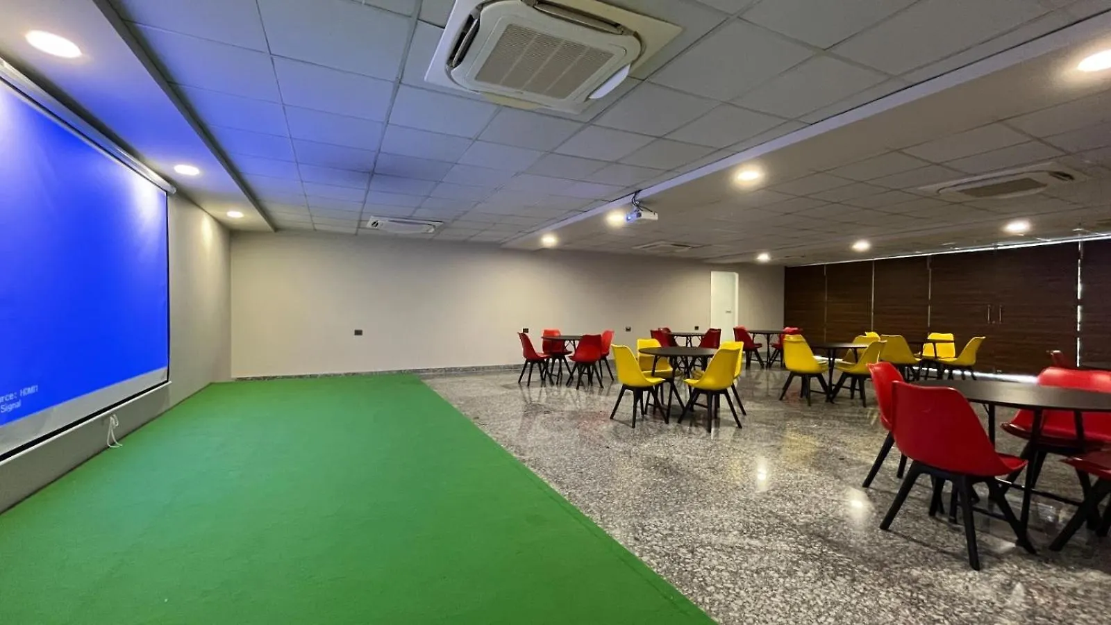 Bluo 1Bhk Suite - Balcony, Lift, Gym, Parking グルガウン 3*,  インド
