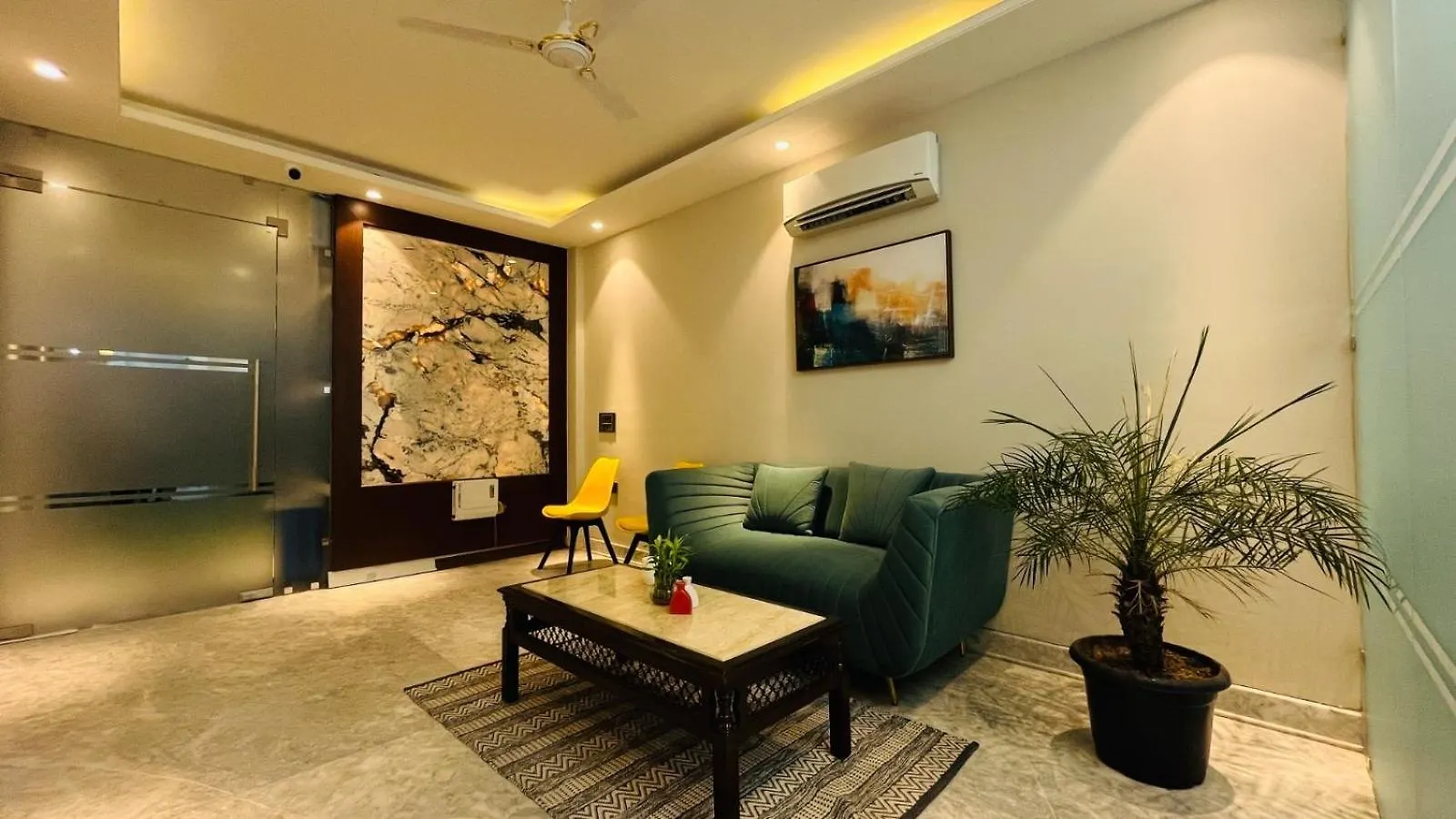 Bluo 1Bhk Suite - Balcony, Lift, Gym, Parking グルガウン ホテル