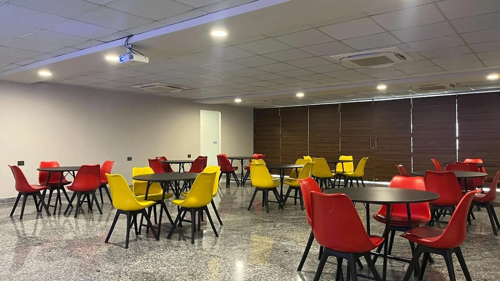 ホテル Bluo 1Bhk Suite - Balcony, Lift, Gym, Parking グルガウン